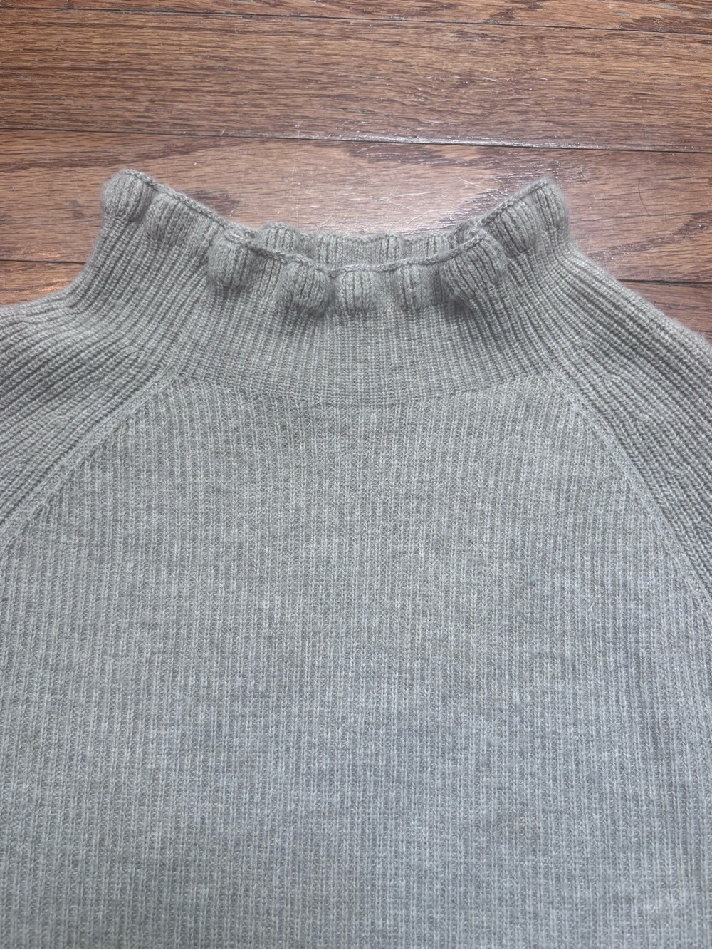 Cream cashmere wool Ribbed Mock Neck lettuce hem Sweater XS Banana Republic
